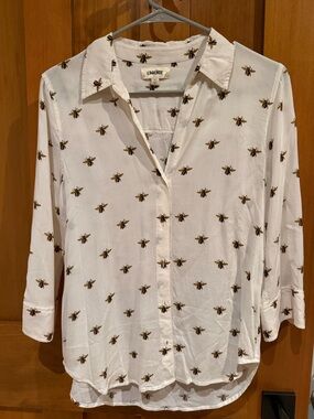L'AGENCE Cream Bee Print Shirt size Small beautiful